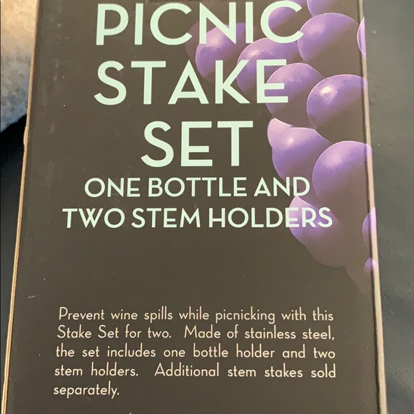 NWT Wine bottle and 2 wine glasses stakes - Picture 5 of 5